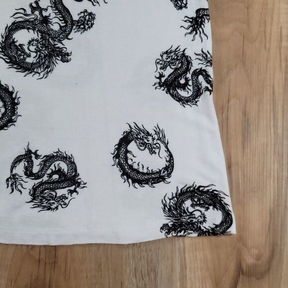 🔺️Justify White & Black Dragon Print Short Sleeve Top Small - Picture 7 of 9